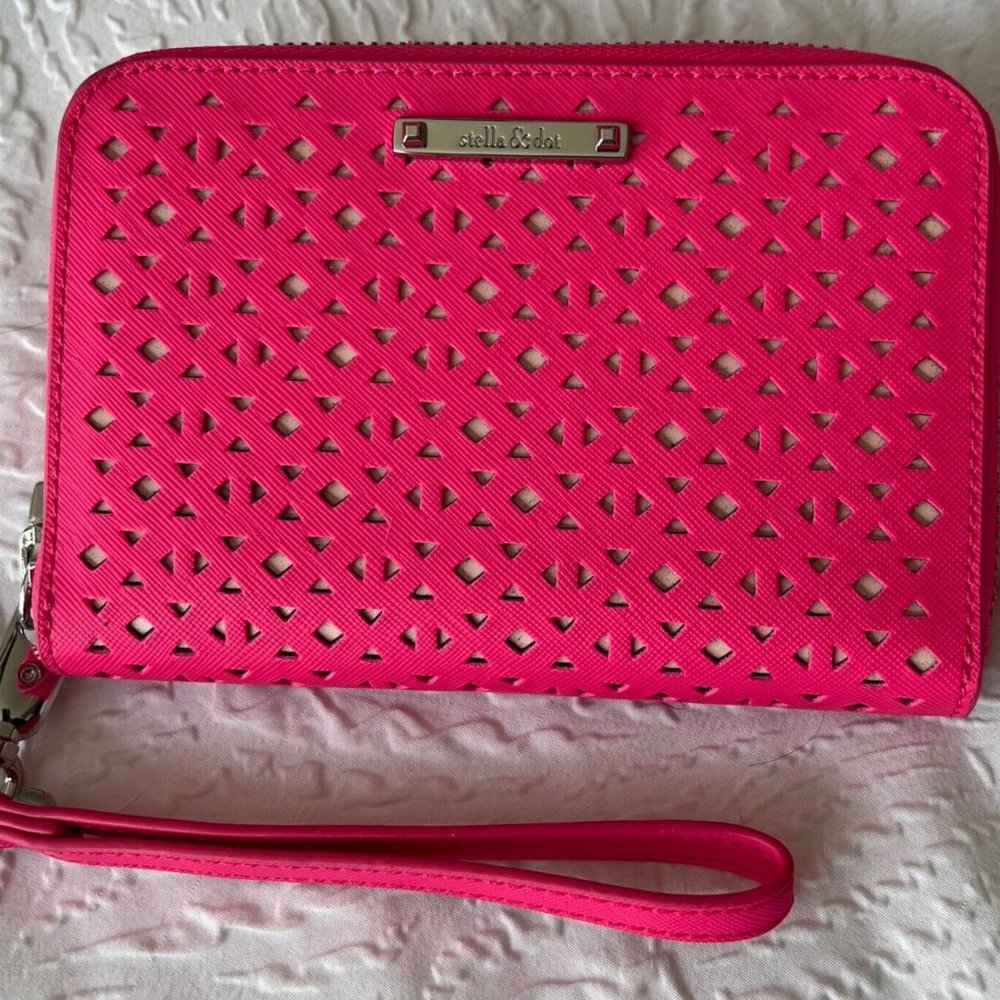 NWOT Stella & Dot Pink Laser Cut Chelsea Tech Wristlet - Zip Around Wallet